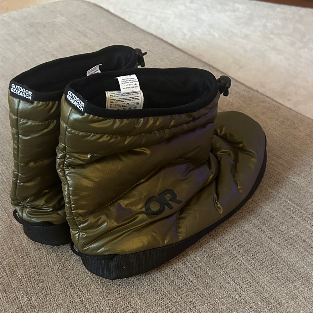 Outdoor Research Tundra Trax Booties in forest green. Size M. - Picture 2 of 8